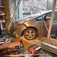 ФОТО, ВИДЕО: В Таллине в результате ДТП автомобиль въехал в окно магазина