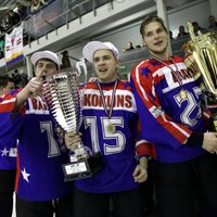 Foto: 'Rīgas/ Prizma' hokejisti saņem čempionu kausu un līksmo