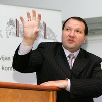 Ukrainas tiesa arestē Meļņika īpašumus