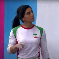 Irāniete vēsturiski startē bez hidžāba; pieaug bažas par viņas drošību