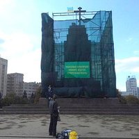 Harkovā nograutā Ļeņina pieminekļa vietā uzstādīts krusts