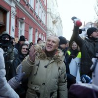 Video: Ļaudis pie Saeimas piketē pret Kariņa valdību
