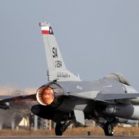 Pentagonā pieaug atbalsts iznīcinātāju F-16 piegādei Ukrainai, ziņo 'Politico'
