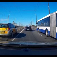ВИДЕО: Таксист-лихач выписывает "кренделя" на Каменном мосту