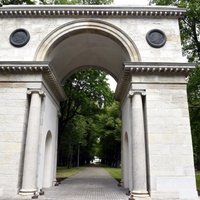 ФОТО: В Виестурдарзсе открыли отреставрированную Триумфальную арку