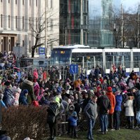 Foto: Sabiedriskais transports militārās parādes laikā