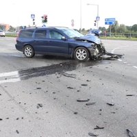 Video: 'Volvo' pazūd bremzes un tas avarē uz Ogres šosejas