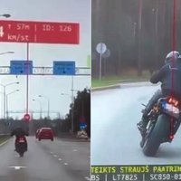 Video: Motociklists uz Jūrmalas šosejas no policijas bēg ar 225 km/h