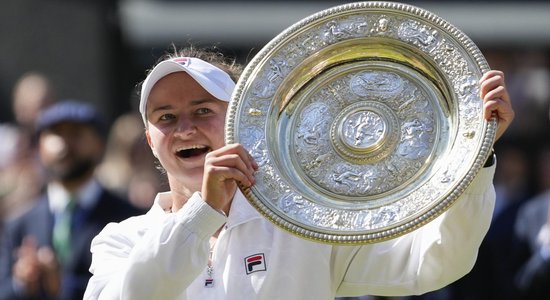 Ostapenko uzvarējusī Krejčīkova negaidīti triumfē Vimbldonas čempionātā