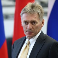 Peskovs atbild Londonai: Krievija savu uzvedību nemainīs