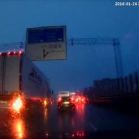 ВИДЕО: Опасная ситуация на Южном мосту – едва не повторилась авария с фурой