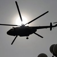 Bīstama meža ugunsgrēka dzēšanā Garkalnē piesaista armijas helikopteru