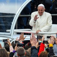 ВИДЕО: Папа Римский на вертолете прилетел в Аглону; идет Святая Месса
