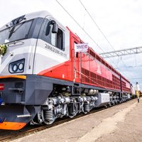 Foto: Ar Latvijā jaudīgākās lokomotīves prezentāciju atklāj dzelzceļa parādi