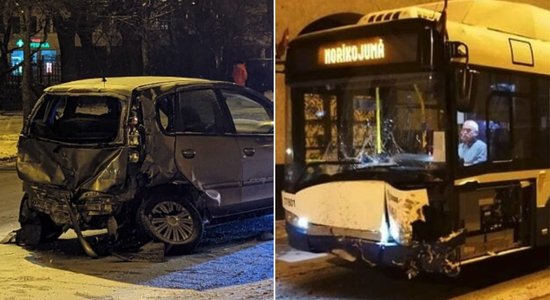 Foto: Merķeļa ielā trolejbuss taranē piecas automašīnas