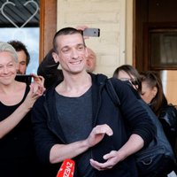 Павленский получил политическое убежище во Франции