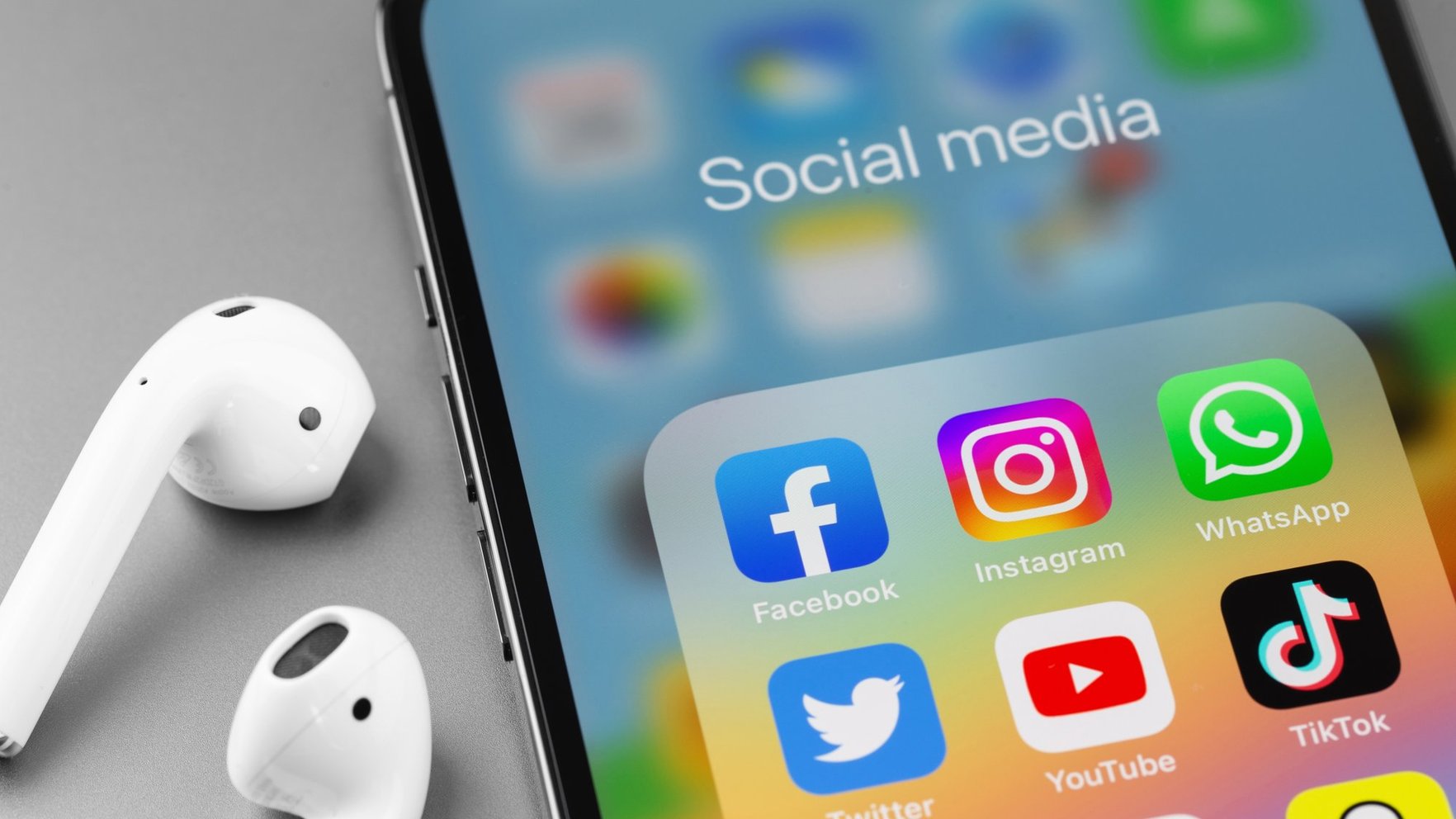 "Facebook" un "Instagram" lietotāji tiek piespiesti maksāt vai piekrist, dusmojas EK