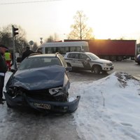 Divu auto sadursmē Rīgā cieš pieci cilvēki