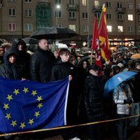 Tūkstošiem cilvēku Viļņā protestē pret antisemītismā apsūdzēta politiķa partijas pievienošanos koalīcijai 