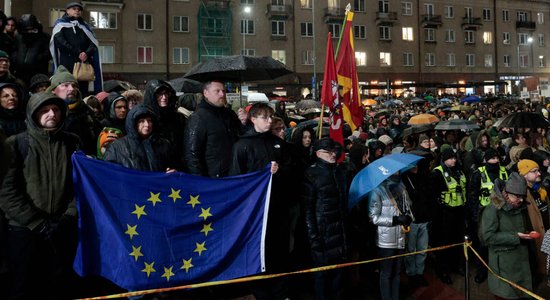 Tūkstošiem cilvēku Viļņā protestē pret antisemītismā apsūdzēta politiķa partijas pievienošanos koalīcijai 