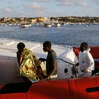 Vidusjūrā nogrimušas laivas ar 300 bēgļiem
