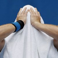 Gulbis ar daudzām kļūdām 'izlido' no 'Australian Open'
