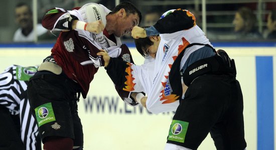 Latvijas hokeja 'policista' Ivanāna kautiņi NHL un KHL