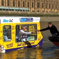 Video: Temzas upē debitē pasaulē pirmā amfībija - saldējuma busiņš