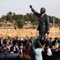 Foto: Palestīnā atklāj milzīgu cilvēktiesību aizstāvja Nelsona Mandelas statuju