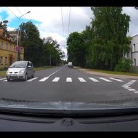 Video: Aizpļāpājusies autovadītāja neļauj gājējiem šķērsot ielu