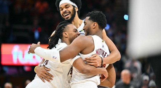 NBA līderu duelī "Cavaliers" pārtrauc "Thunder" iespaidīgo uzvaru sēriju