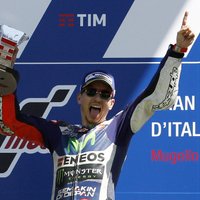 Lorenso uzvar Itālijas 'Grand Prix' izcīņā; Rosi izstājas tehnisku ķibeļu dēļ