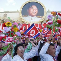 Ziemeļkorejā notiek milzu militārā parāde par godu partijas 70. gadadienai