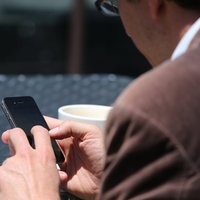 Klients un mobilo sakaru operators nespēj vienoties par bojātu telefonu