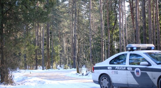 Pārgalvīga vizināšanās uz pūšļa aiz automašīnas prasa pusaudzes dzīvību