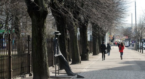 Maijā sola atjaunot sniega tīrītāja apskādēto Kārļa Padega pieminekli