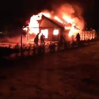 Video: Carnikavā uguns liesmas aprij privātmāju