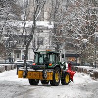 Sniega tīrīšanā Rīgas ielās iesaistītas visas tehnikas vienības