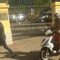 Video: Motorollera vadītājs brauc pa ietvi un bezbailīgi lavierē starp gājējiem