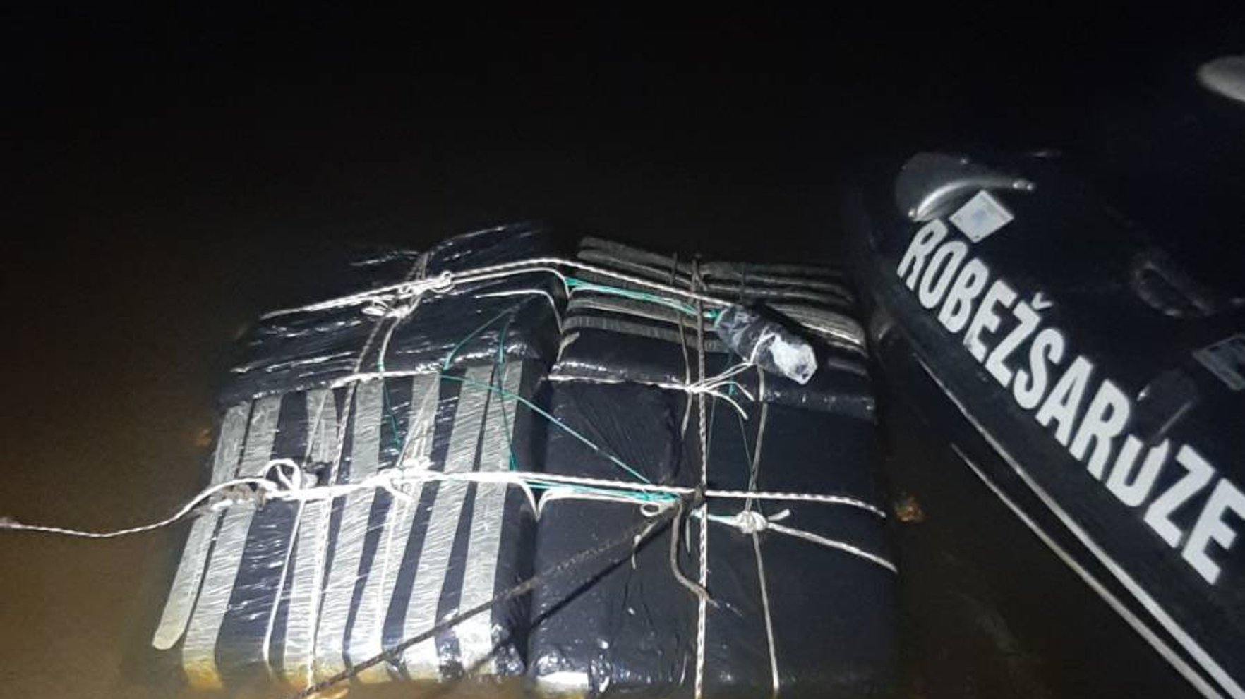 Robežsargi no Daugavas izvelk kārtējo plostu ar 80 000 kontrabandas cigarešu