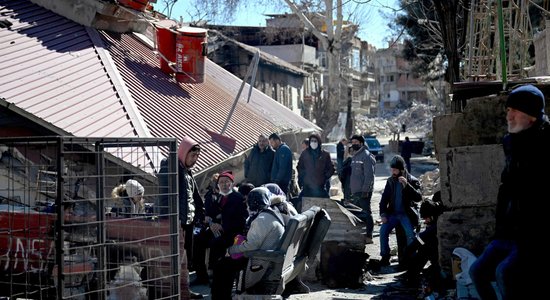 Turcijā pēc deviņām dienām gruvešos izglābta māte un bērni; upuru skaits sasniedz 42 000