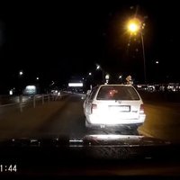Video: Autovadītājs vairākkārt, iespējams, apzināti mēģina izraisīt avāriju