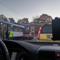 Foto: Auto un tramvaja sadursme Jūrmalas gatvē