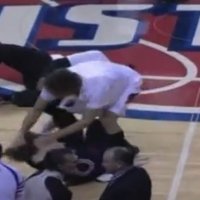Video: Basketbolists 'apbižo' pretinieku komandas talismanu