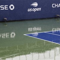 Lietus 'aizskalo' Sevastovas spēli; Federers atkal liek panervozēt saviem faniem
