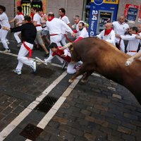 Foto: Pamplonas festivālā uz vēršu ragiem uzdurti seši cilvēki