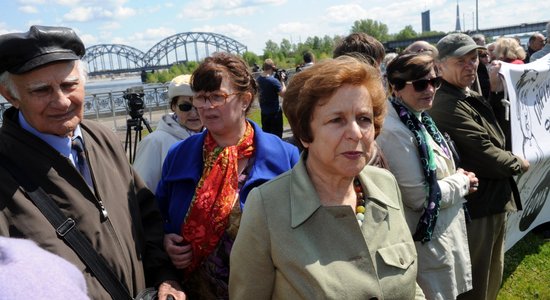 Foto: Ap 100 cilvēku pulcējas Ždanokas iniciētā piketā pret Porošenko