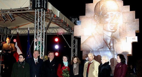 Foto: Tukumā atklāj pieminekli Zigfrīdam Annai Meierovicam