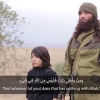 'Islāma valsts' izplatītajā video zēns izpilda nāvessodu diviem 'Krievijas spiegiem'