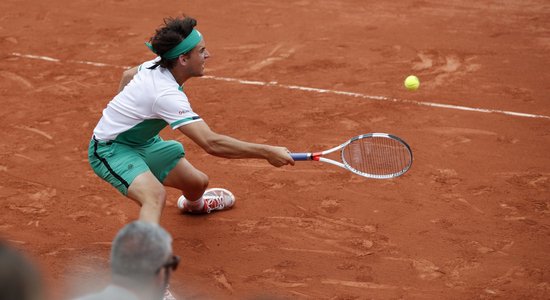 Džokovičs piedzīvo sensacionālu sagrāvi 'French Open' ceturtdaļfinālā pret Tīmu